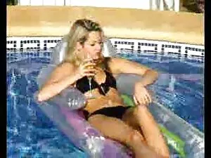 امرأة سمراء و فتاة ش ...