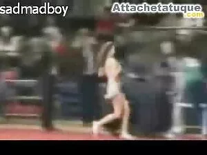 فتاة اشتعلت المعانقة ...