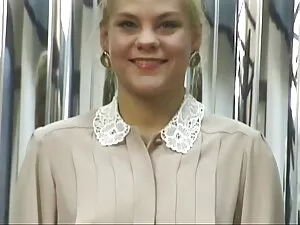 شقراء وقحة يحصل على  ...