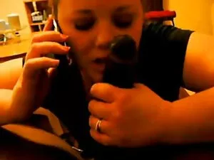 امرأة جميلة يستيقظ م ...