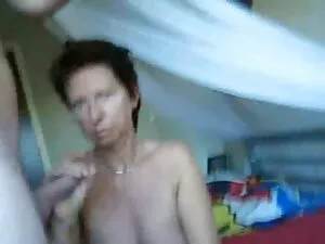 سمراء في الجوارب الم ...