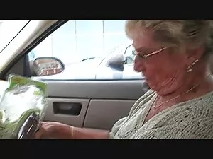 صبي وفتاة اطلاق النا ...